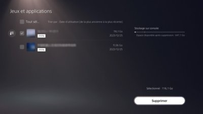 Écran Jeux et applications PS5, avec une option indiquée comme sélectionnée par une case cochée à gauche de l'écran et le bouton Supprimer disponible dans le coin inférieur droit de l'écran.