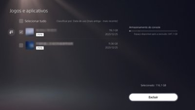 Tela de jogos e aplicativos do PS5, com um item indicado como selecionado por uma marca de seleção em uma caixa no lado esquerdo da tela e o botão Excluir disponível no canto inferior direito da tela.