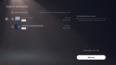 Ecrã Jogos e aplicações para a PS5, com um item indicado como selecionado numa caixa de verificação no lado esquerdo do ecrã e o botão Eliminar disponível no canto inferior direito do ecrã.