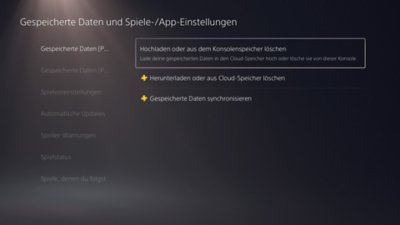 Bildschirm "Gespeicherte Daten und Spiele-/App-Einstellungen". Die Optionen "Gespeicherte Daten (auf PS5) auswählen" oder "Gespeicherte Daten (auf PS4) auswählen" werden angezeigt, wobei im Menü rechts "Aus Konsolenspeicher hochladen oder löschen" markiert ist.