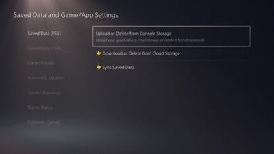 מסך Saved Data and Game/App Settings (נתונים שנשמרו והגדרות משחקים/יישומים). כאשר הפריט Upload or Delete from Console Storage (העלאה או מחיקה מאחסון בקונסולה) מודגש בתפריט הצדי הימני, יש לבחור באפשרות Saved Data (נתונים שנשמרו) – הן ב-PS5 והן ב-PS4.