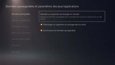 Écran Données sauvegardées et paramètres des jeux/applications. Données sauvegardées (PS5) ou Données sauvegardées (PS4) sélectionnées avec l'option Uploader ou supprimer du stockage sur console en surbrillance dans le menu de droite.