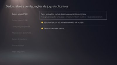 Tela de Dados salvos e configurações de jogos/aplicativos. Selecione Dados salvos (no PS5) ou Dados salvos (no PS4), com a opção Fazer upload ou Excluir do armazenamento do console realçado no menu do lado direito.