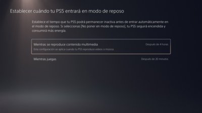 Pantalla “Establecer cuándo tu PS5 entrará en modo de reposo” con la opción “Mientras se reproduce contenido multimedia: Después de 4 horas” resaltada.