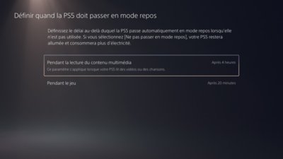 Écran "Définir le délai avant que la PS5 ne passe en mode repos" avec l'option "Lecture multimédia - Après 4 heures" en surbrillance.