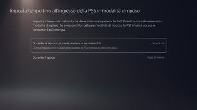 Schermata "Imposta tempo fino all'ingresso della PS5 in modalità di riposo", con l'opzione "Durante la riproduzione di contenuti multimediali - Dopo 4 ore" evidenziata.