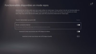 Écran Fonctionnalités disponibles en mode repos sur PS5. L'option Rester connecté à Internet est en surbrillance et activée.