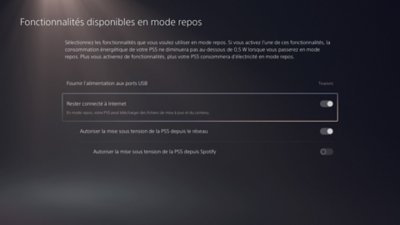 Écran Fonctionnalités disponibles en mode repos sur PS5. L'option Rester connecté à Internet est en surbrillance et activée.