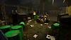 Snímek obrazovky ze hry SURV1V3 zobrazující ponurý prostor pro odpad plný pytlů na odpadky a zelených kontejnerů