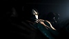 dark pictures switchback vr – zrzut ekranu przedstawiający mężczyznę w karnawałowej masce; jego ręce dotykają twarzy
