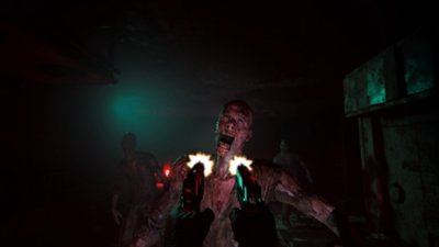 Screenshot aus Dark Pictures: Switchback VR, der einen Charakter zeigt, der vor einem grün erleuchteten Hintergrund aus kurzer Distanz auf einen Zombie schießt