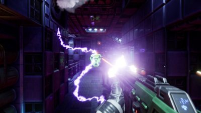 System Shock 스크린샷, 통로에서 무기를 발사하는 플레이어