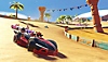 Posnetek zaslona Team Sonic Racing prikazuje avtomobile med dirkanje na peščenem dirkališču