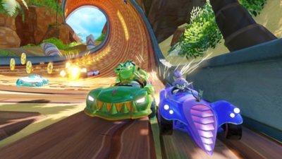 Snimka zaslona iz igre Team Sonic Racing prikazuje dva automobila u utrci zavojitom stazom