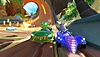 Screenshot van Team Sonic Racing met daarop twee auto's die over een gebogen baan rijden