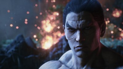 Tekken 8 – snímka obrazovky s detailným záberom zjazvenej tváre Kazuyi Mishimy