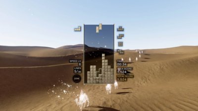 Screenshot aus Tetris Effect: Connected, der das Spiel und im Hintergrund eine Wüste zeigt