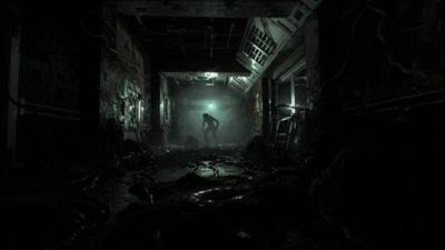 Снимок экрана из The Callisto Protocol, на котором виден силуэт существа в конце коридора