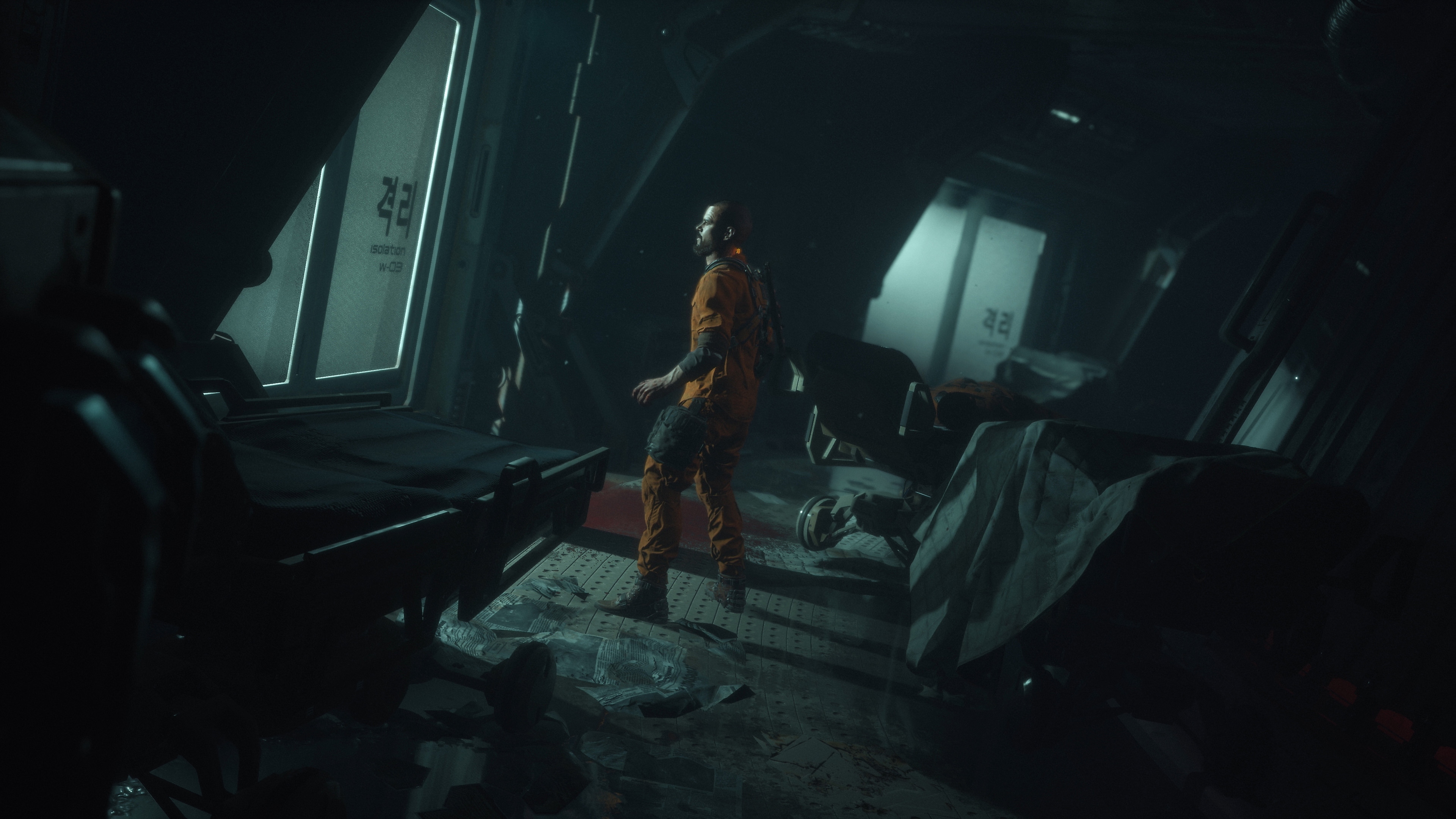 《The Callisto Protocol》截屏，显示穿着囚犯连身衣的主角看向窗外