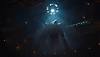 Captura de pantalla de The Callisto Protocol que muestra una pasarela y una celda suspendidas en una gran sala