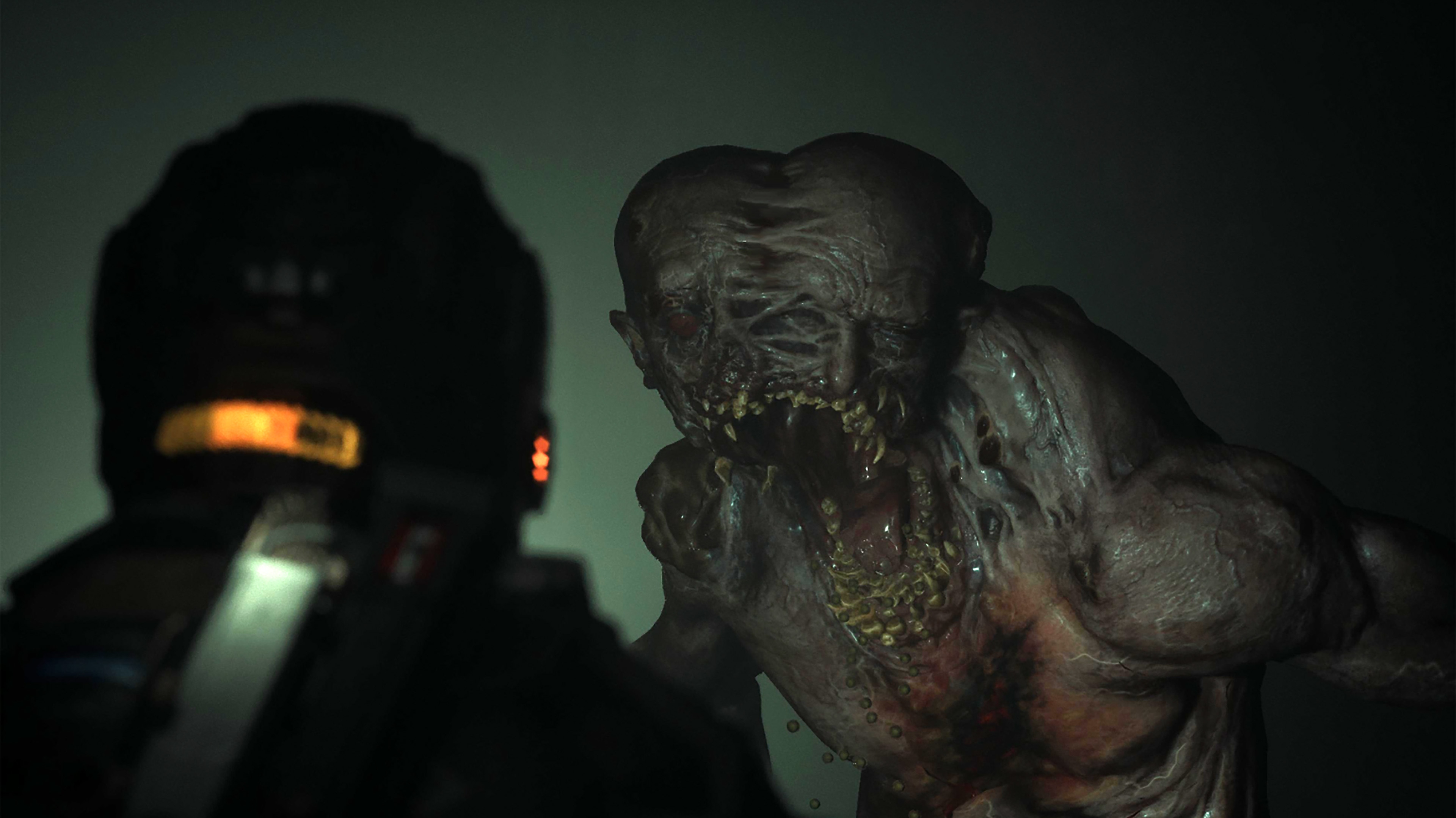 Snímka obrazovky z hry The Callisto Protocol zobrazujúca hlavnú postavu čeliacu monštróznemu stvoreniu