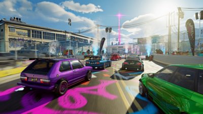 The Crew Motorfest – skjermbilde av en rekke biler som kappkjører gjennom et industriområde