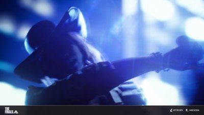 لقطة شاشة من لعبة The Finals تعرض صورة ظلية لمنافس أنيق يستمتع بتسليط الأضواء عليه.