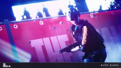 Captura de pantalla de The Finals que muestra a un competidor con máscara portando un arma con silenciador, cartuchos de balas que vuelan a su alrededor y espectadores sospechosos