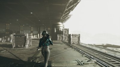 لقطة شاشة من لعبة The First Descendant تعرض شخصية تمشي في بيئة خيال علمي رمادية اللون
