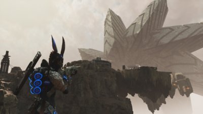 Captura de pantalla de The First Descendant con un personaje con orejas de conejo delante de un complejo grande en un entorno rocoso