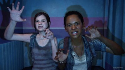 لقطة شاشة من لعبة The Last of Us Part 1 للكمبيوتر تعرض Ellie وRiley تلهوان وتتخذان وضعيات في كشك التصوير