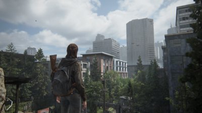 لقطة شاشة من The Last of Us Part II المحسّنة تعرض إيلي وهي تنظر إلى سياتل