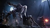 Captura de pantalla de The Lords of the Fallen que muestra a un par de caballeros enfrentando a un monstruo enorme en una habitación iluminada por la luna.