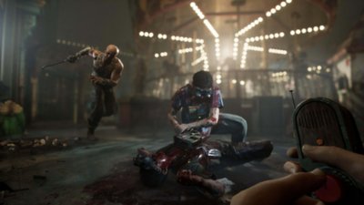 لقطة شاشة من the outlast trials تعرض الشخصيات والأعداء أثناء القتال