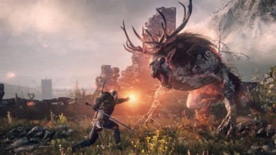 Skjermbilde fra The Witcher 3: Wild Hunt som viser Geralt i kamp med et enormt beist med gevir