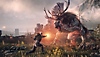 Snimak ekrana igre The Witcher 3: Wild Hunt na kom je prikazan Geralt u borbi protiv ogromne zveri s rogovima