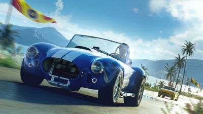 Captura de ecrã de The Crew Motorfest que mostra um Shelby Cobra a correr numa rua ladeada por palmeiras.