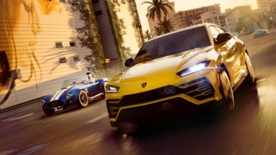 Captura de pantalla de The Crew Motorfest que muestra un Lamborghini Urus compitiendo con un Shelby Cobra