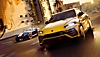 The Crew Motorfest – snímek obrazovky zobrazující Lamborghini Urus závodící s Shelby Cobra