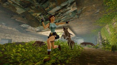 لقطة شاشة من Tomb Raider I-III المحسّنة تعرض لارا كروفت وهي تهرب من الذئاب