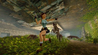 Lara Croft'u bir kurttan kaçarken gösteren Tomb Raider I-III Remastered ekran görüntüsü