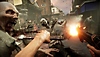 TWDSS Chapter 2 Retribution – Captură de ecran cu perspectivă la persoana întâi a unor zombi care atacă, personajul este înarmat cu cuțit și cu pistol