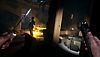 《TWDSS Chapter 2 Retribution》螢幕截圖，展示在黑暗的房間中偷偷摸摸靠近一名角色的第一人稱視角。