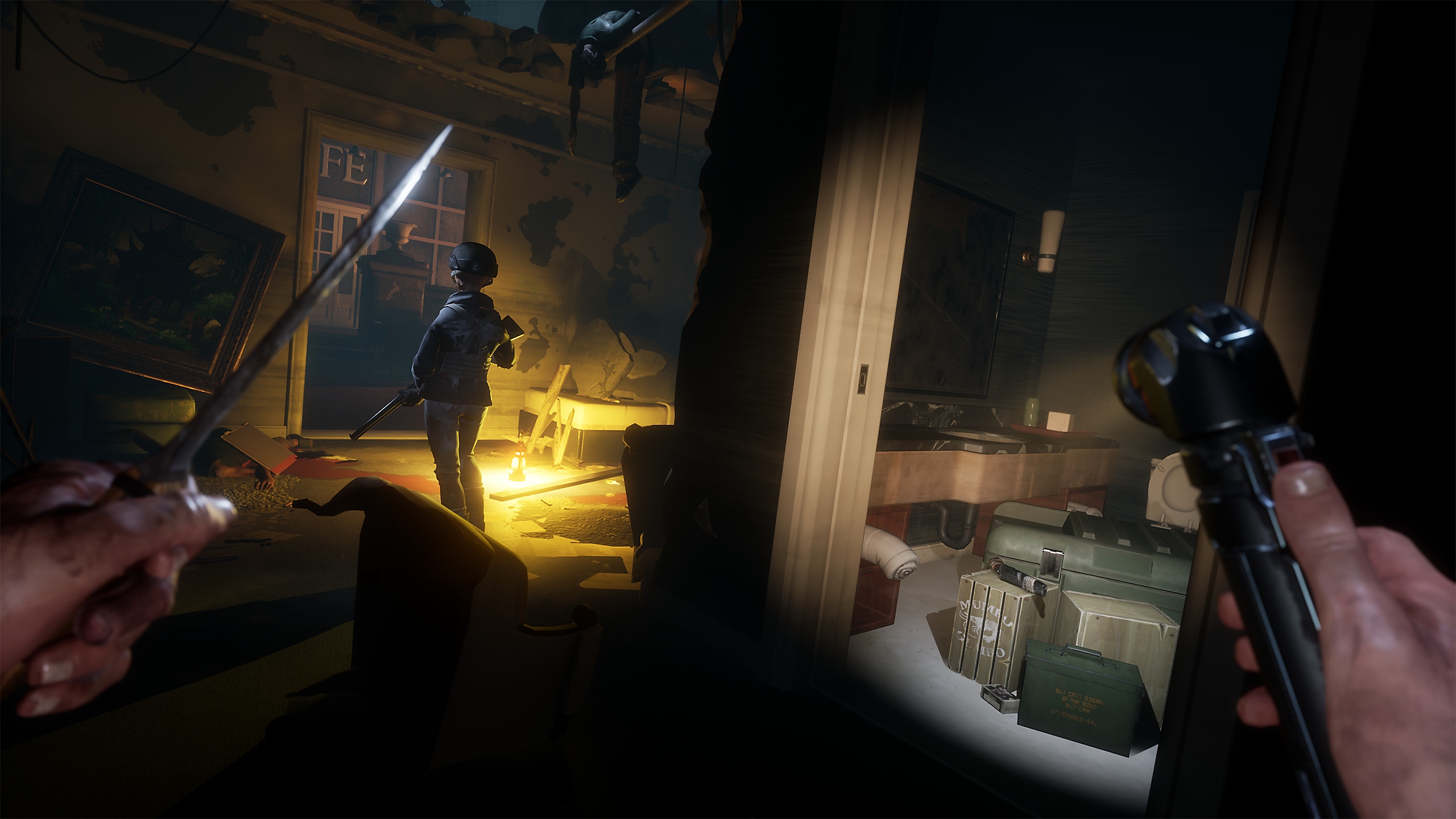 TWDSS Chapter 2 Retribution - captura de tela mostrando perspectiva em primeira pessoa chegando sorrateiramente perto de um personagem em uma sala escura