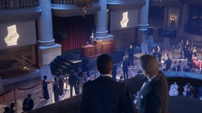 لقطة شاشة من Uncharted 4 تعرض "ناثان"(على اليسار) و"سولي" (على اليمين) وهما ينظران إلى مزاد في قصر في إيطاليا 