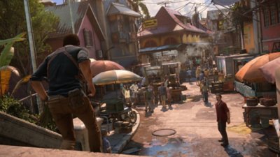 لقطة شاشة من Uncharted 4 تعرض "ناثان" يركض على مجموعة من السلالم في مدينة مدغشقر
