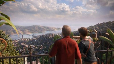 لقطة شاشة من Uncharted 4 تعرض "سولي"(على اليسار) و"ناثان" (على اليمين) وهما ينظران إلى إطلالة مدهشة في أثناء وجودهما في مدغشقر