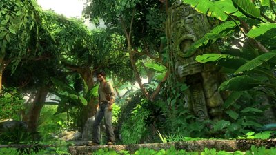 لقطة شاشة من مجموعة uncharted "ناثان دريك" تعرض "ناثان" يقف بين الأنقاض المليئة بالطحالب والورق في الأمازون