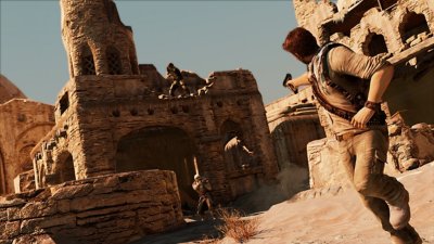 لقطة شاشة من مجموعة uncharted "ناثان دريك" تعرض "ناثان" يهرب من المباني الحجرية في الصحراء في أثناء إطلاق النار على المهاجمين في تلك المباني
