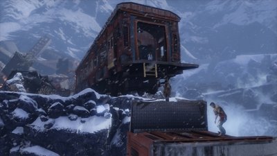 لقطة شاشة من مجموعة uncharted "ناثان دريك" تعرض "ناثان" يتسلق قطارًا في الثلج في جبال الهيمالايا
